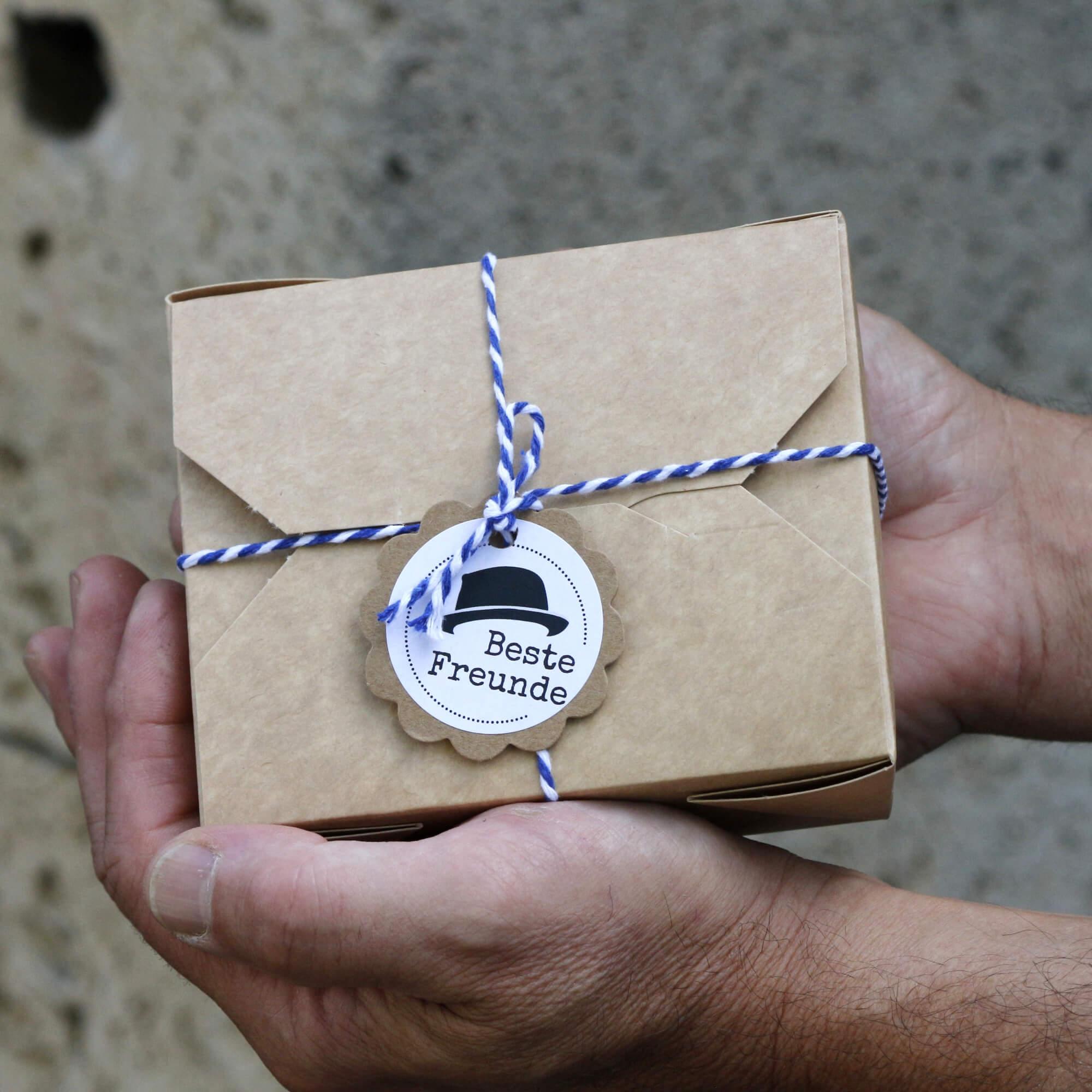 RasierSchäumchen Set mit Rasierseife, veganem Rasierpinsel und Geschenkverpackung „Beste Freunde“.