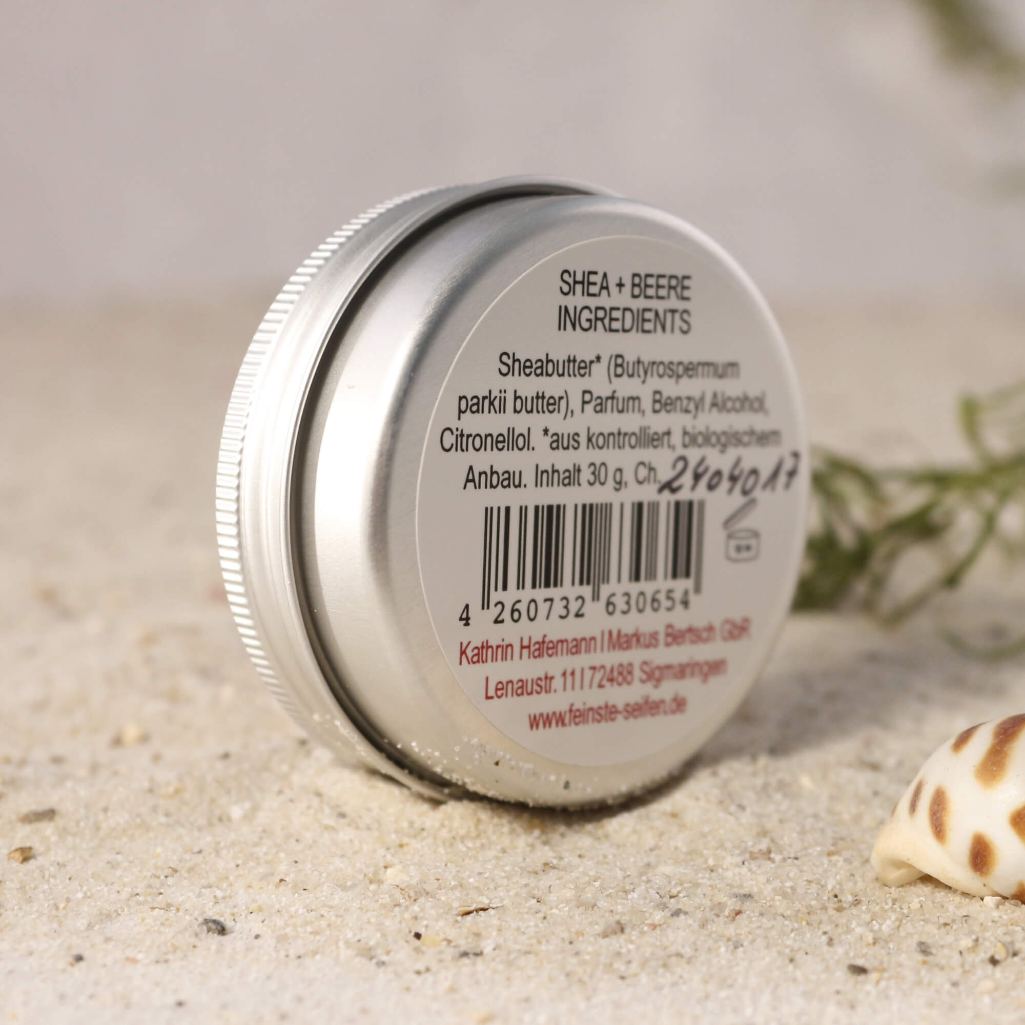 Rückseite der Shea+Beere Dose mit Inhaltsstoffen und Produktangaben