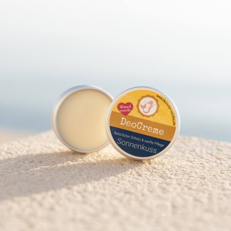 Geöffnete Mini DeoCreme Sonnenkuss mit 15 g natürlicher DeoCreme
