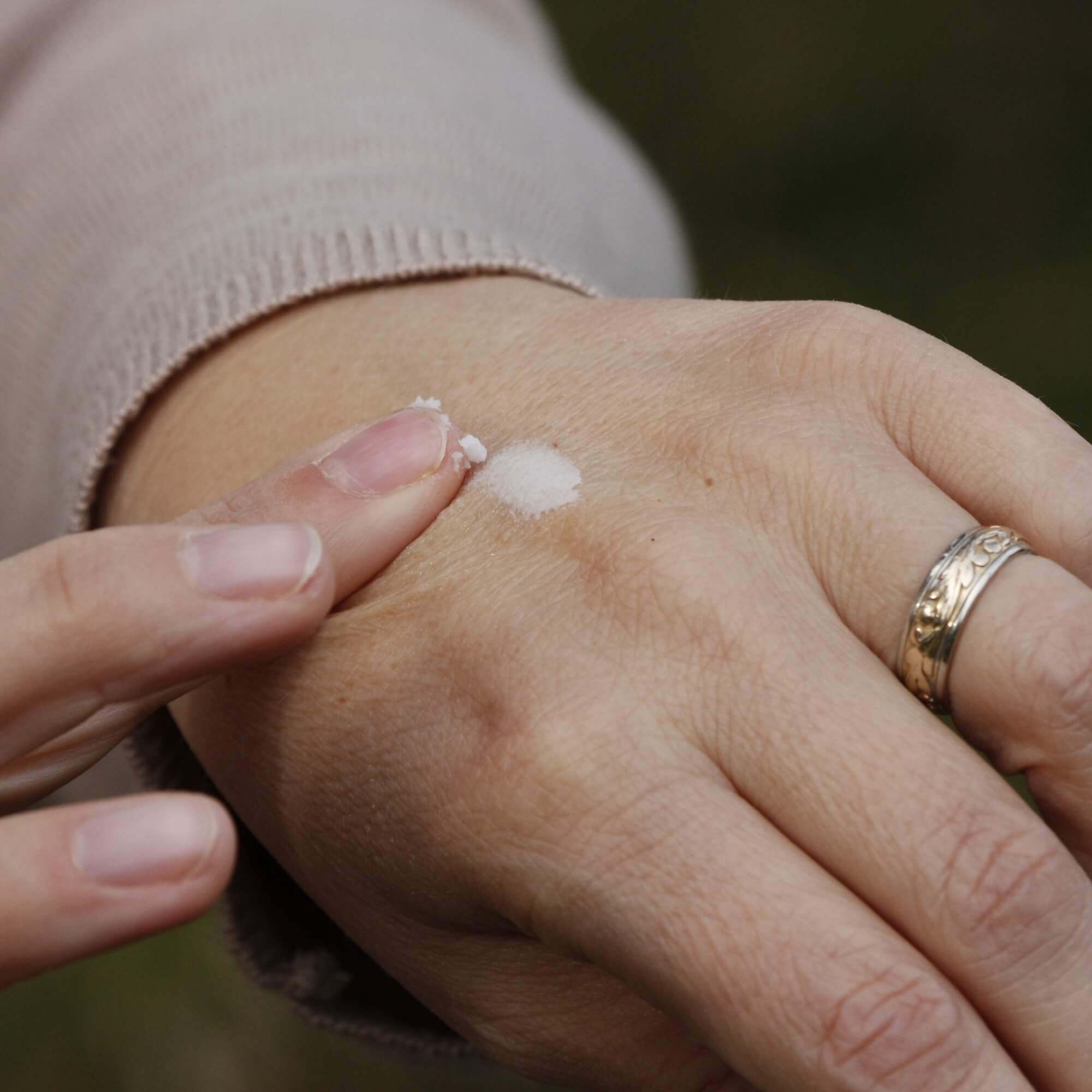 Shea+Beere Handcreme auftragen