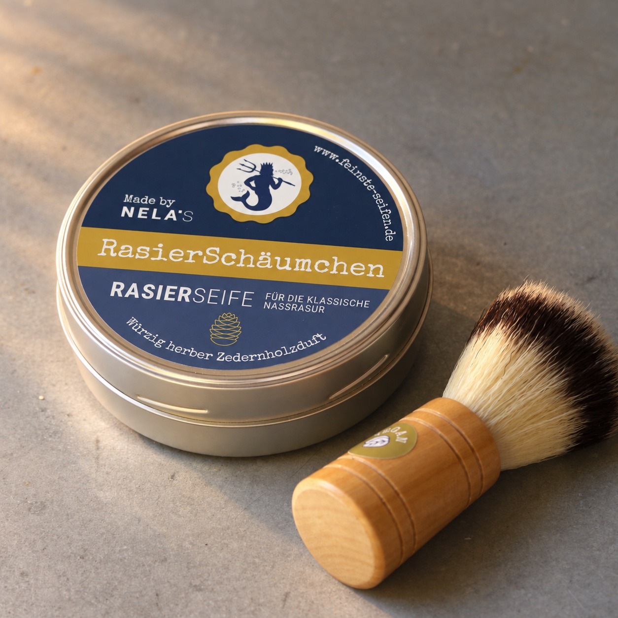 Geöffnete RasierSchäumchen Rasierseife mit sichtbarer blauer Seife und Deckel.