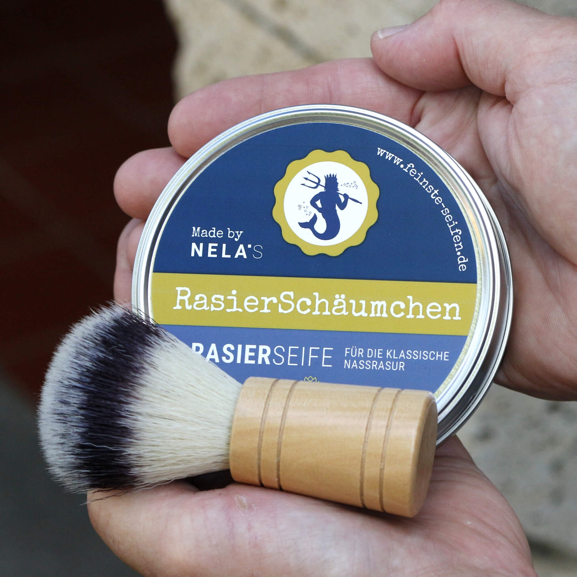 Cremiger Rasierschaum wird mit dem Rasierpinsel auf Gesicht und Hals aufgetragen.