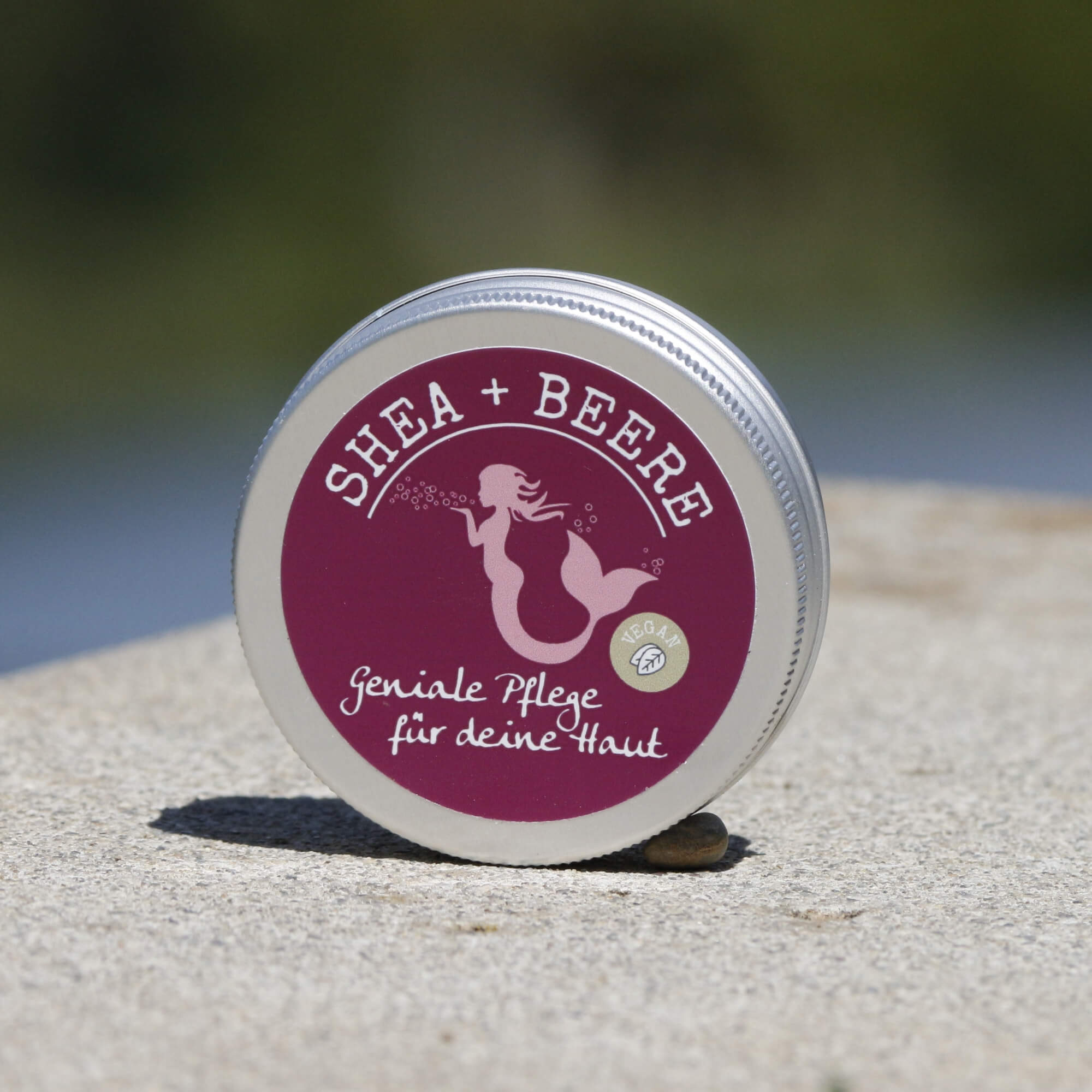 Shea+Beere Pflegecreme wird sparsam auf trockene Hände aufgetragen
