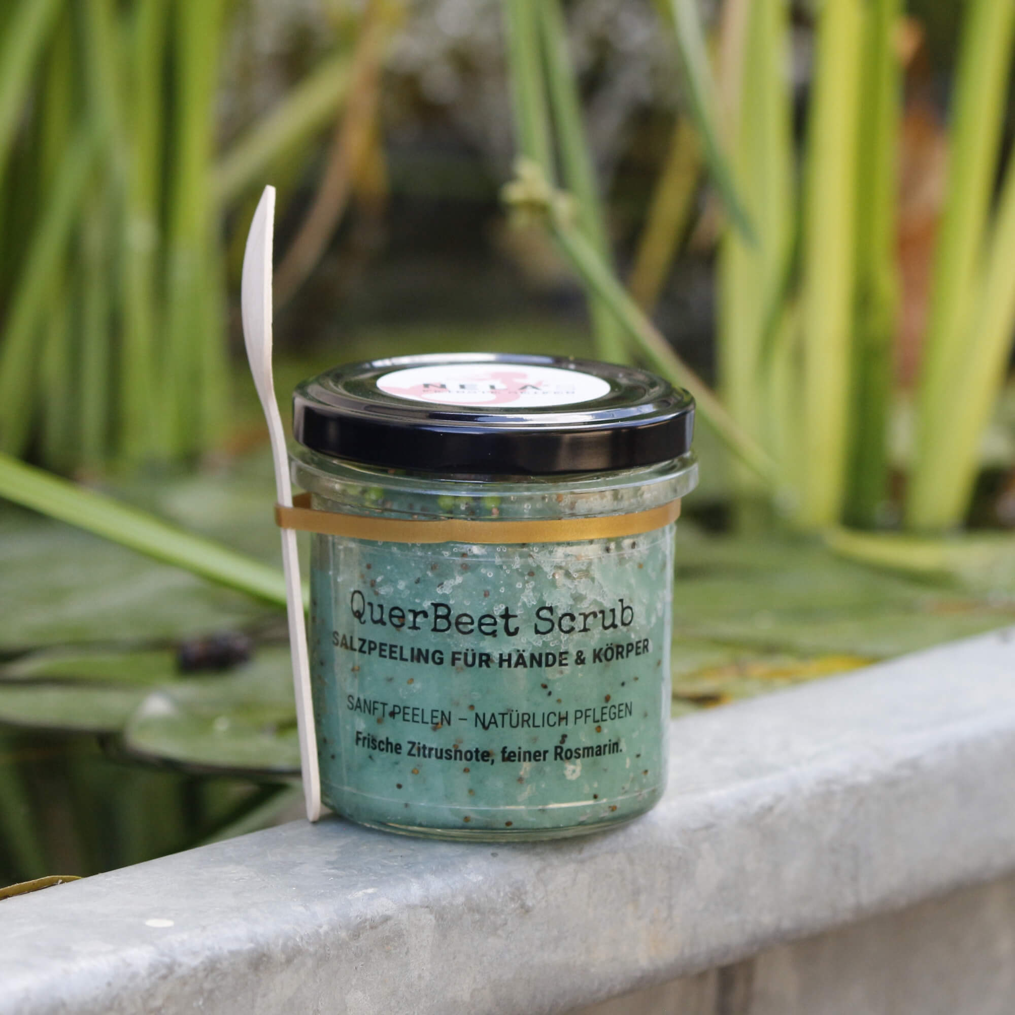 QuerBeet Scrub Salzpeeling im Glas im Garten