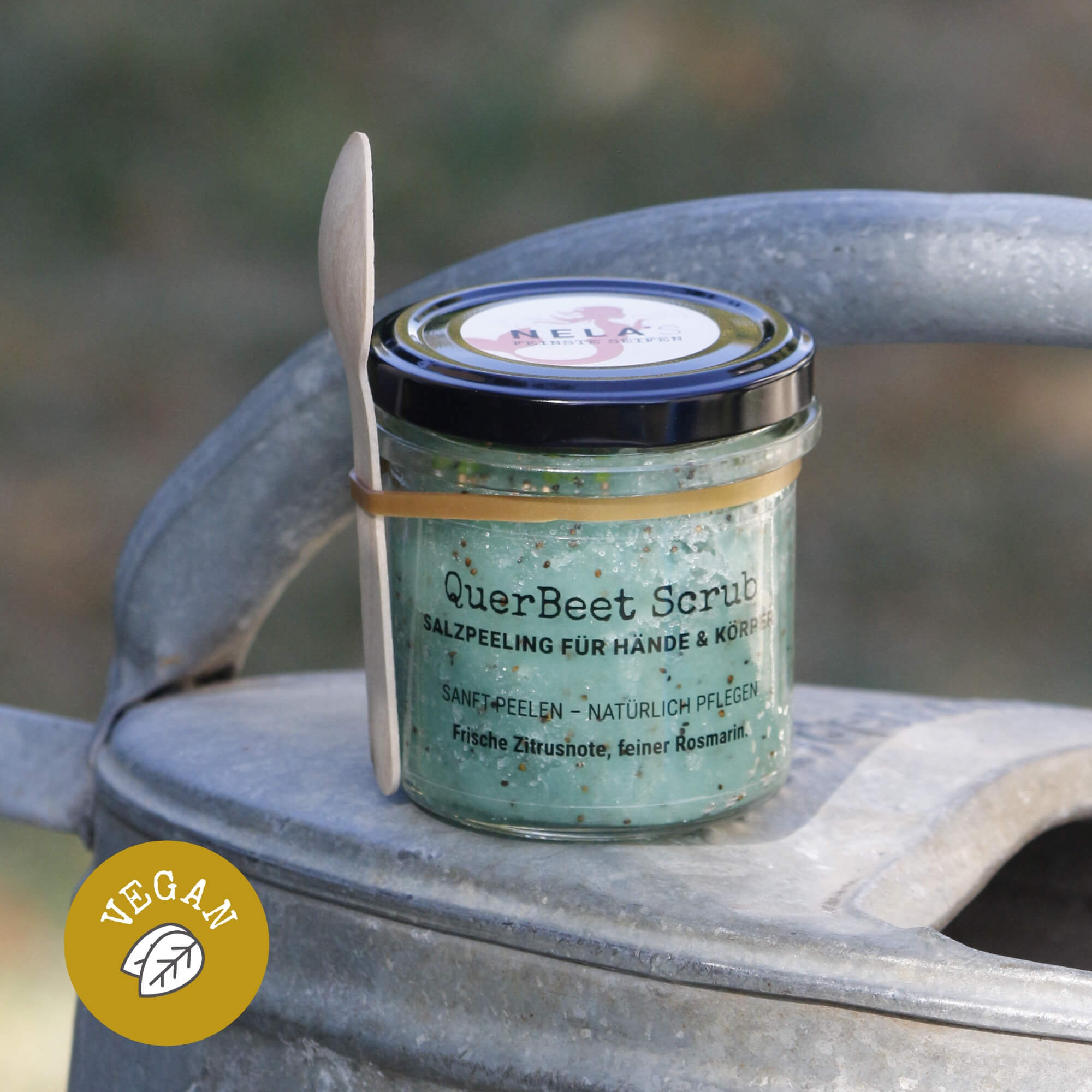 Veganes QuerBeet Scrub auf einer Gießkanne