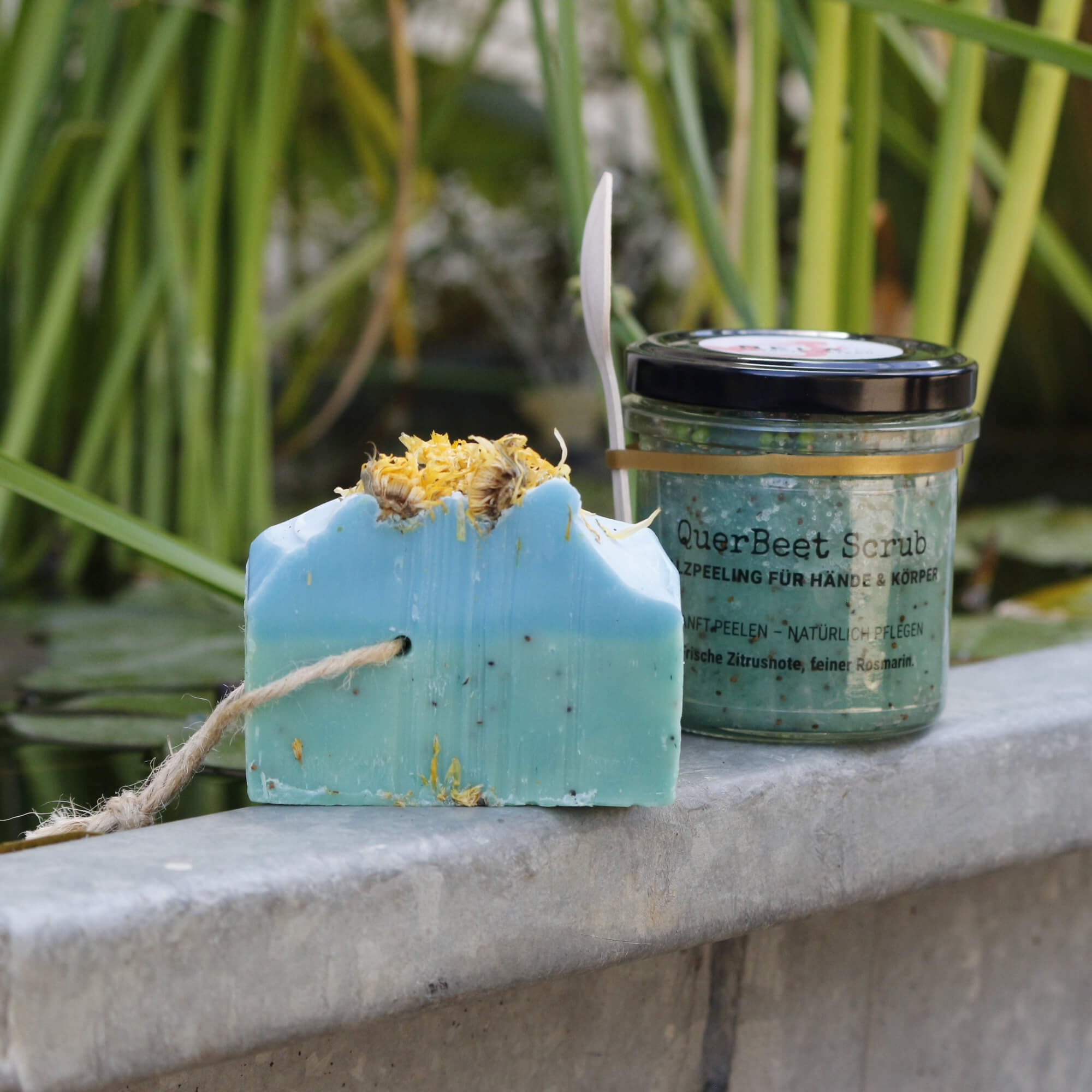 QuerBeet Gärtnerseife und Scrub im Garten